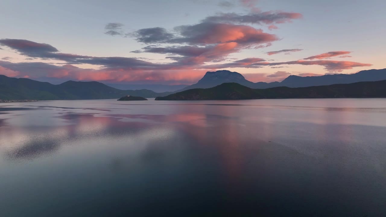 航拍泸沽湖风光视频素材画面1