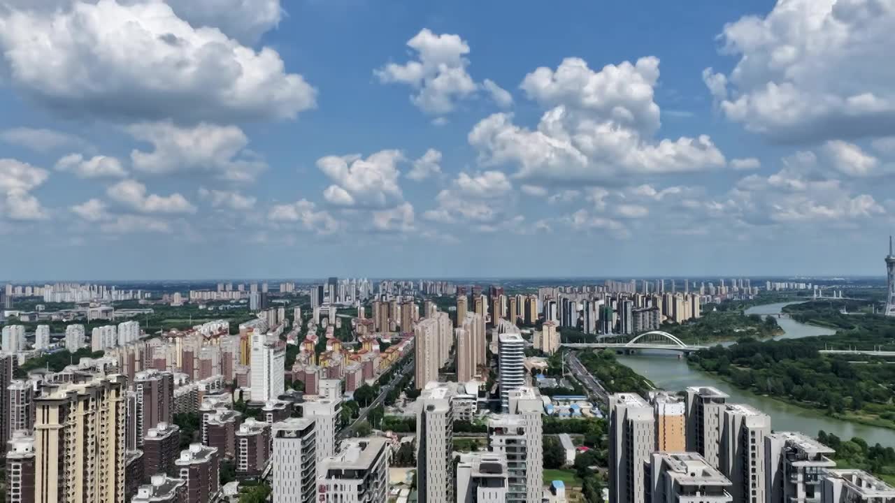 河南省周口市川汇区大庆路桥，沙颍河滨河公园与城市天际线蓝天白云延时摄影。视频素材画面1