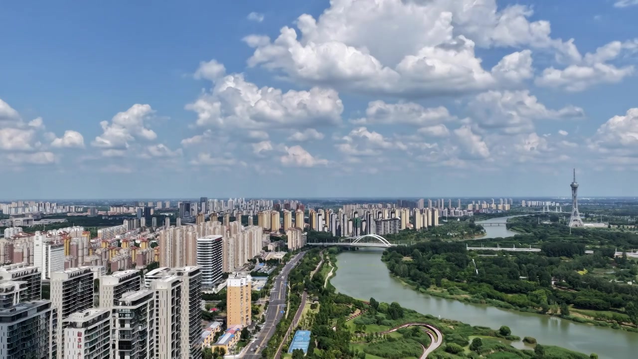河南省周口市川汇区大庆路桥，沙颍河滨河公园与城市天际线蓝天白云延时摄影。视频素材画面3