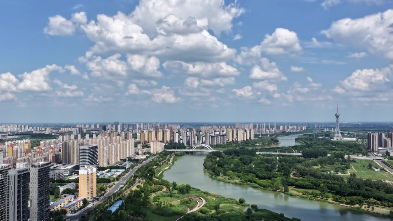 河南省周口市川汇区大庆路桥，沙颍河滨河公园与城市天际线蓝天白云延时摄影。视频素材画面4