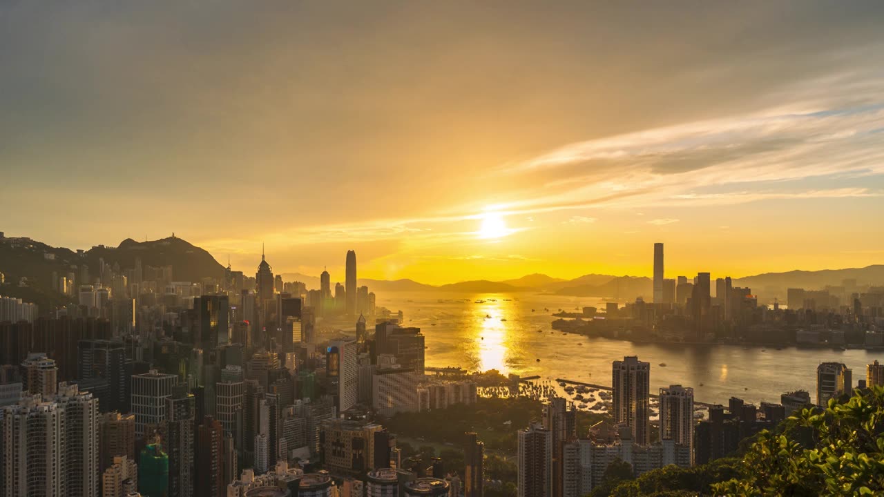 香港宝马山维多利亚港震城市晚霞日转夜延时视频素材画面1
