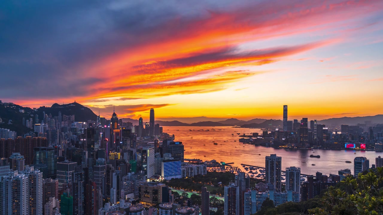 香港宝马山维多利亚港震城市晚霞日转夜延时视频素材画面3