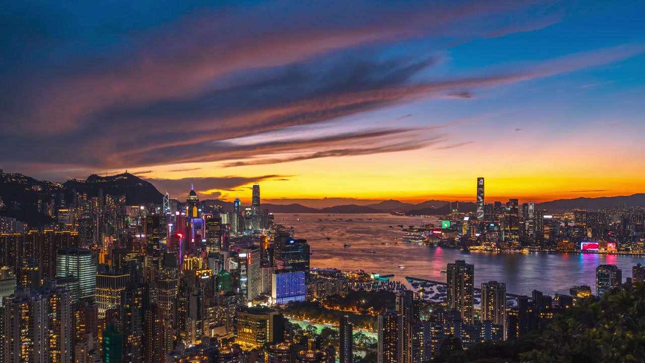 香港宝马山维多利亚港震城市晚霞日转夜延时视频素材画面4