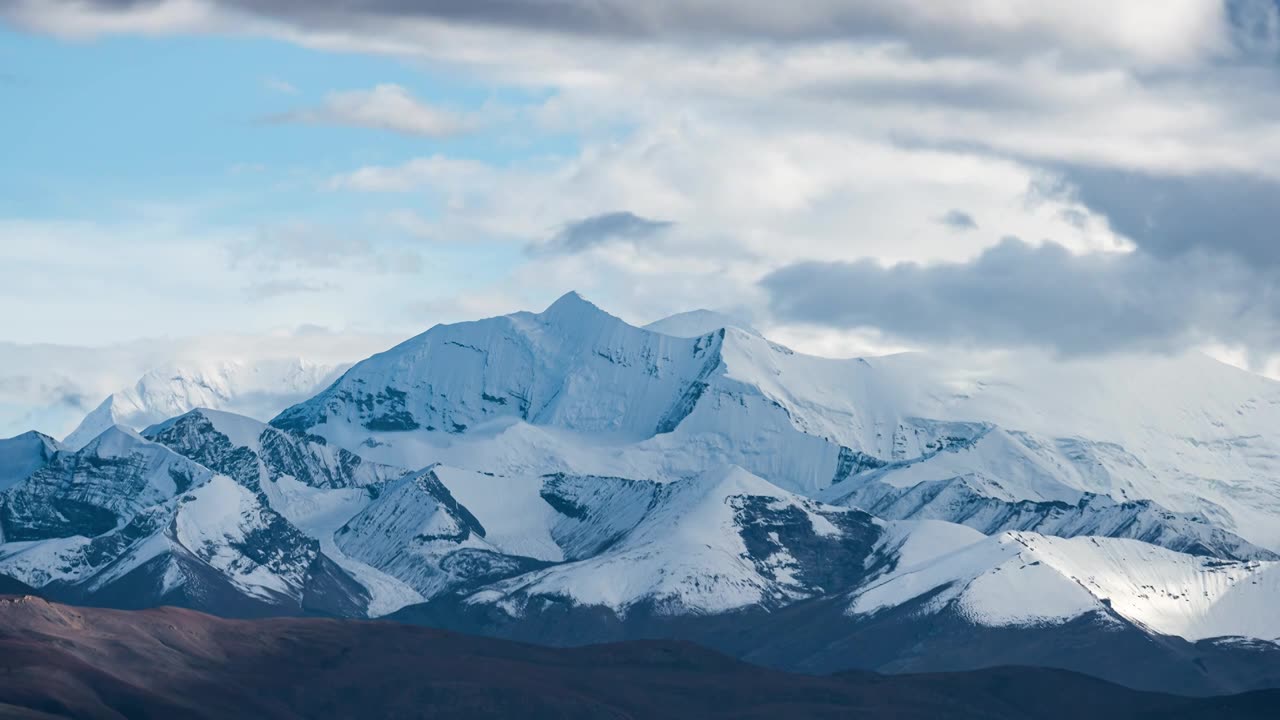 西藏咔哒章格里峰雪山延时4K视频素材画面1
