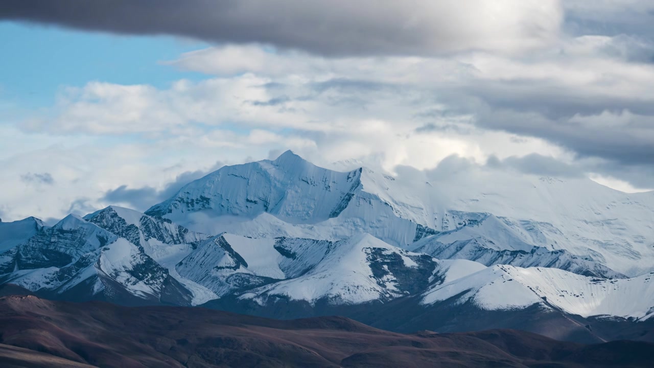 西藏咔哒章格里峰雪山延时4K视频素材画面3