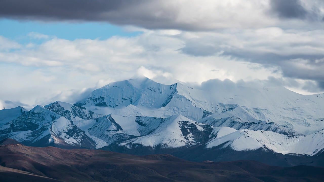西藏咔哒章格里峰雪山延时4K视频素材画面4
