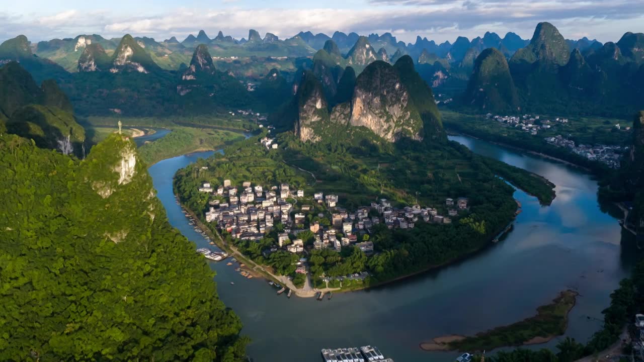 漓江蓝天白云延时视频素材画面1