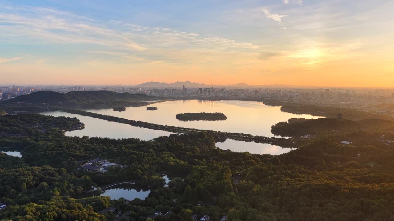 西湖日出全景航拍视频素材画面1