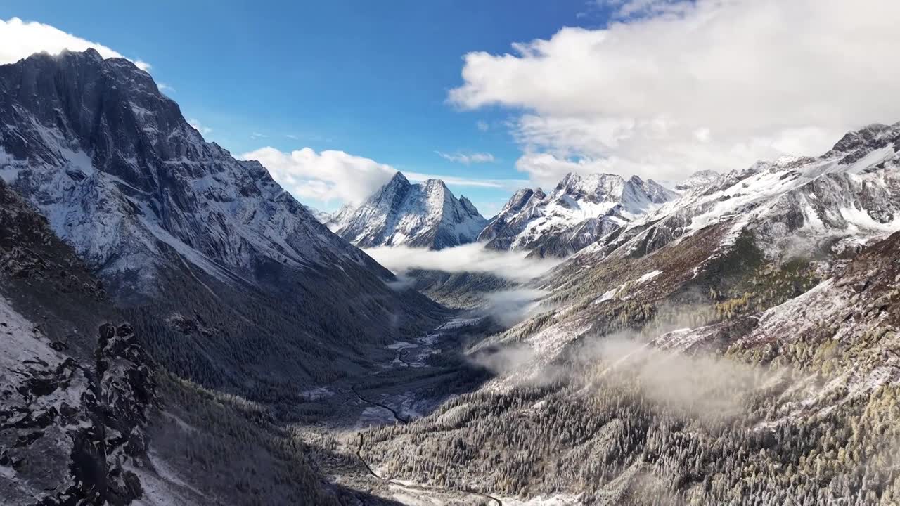 四姑娘山的空中走廊视频素材画面1