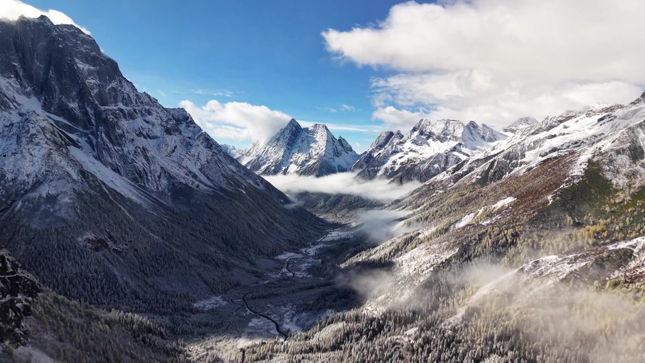四姑娘山的空中走廊视频素材画面3