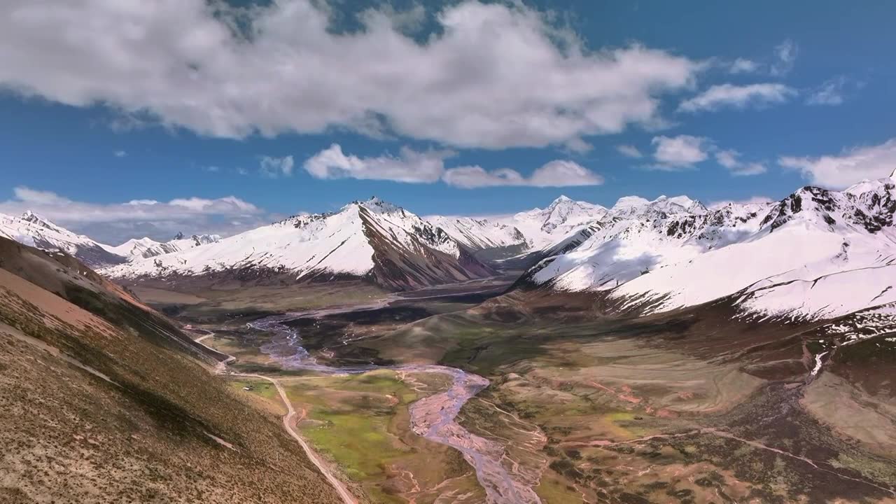 航拍西藏雪山风光视频素材画面1