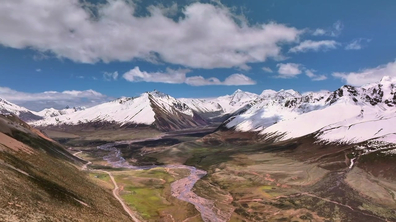 航拍西藏雪山风光视频素材画面3