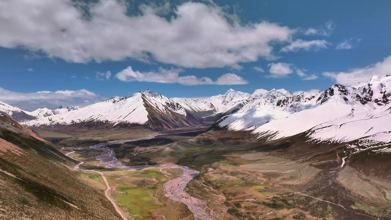 航拍西藏雪山风光视频素材画面4