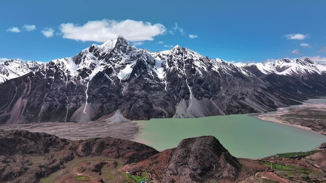 航拍西藏雪山风光视频素材画面1
