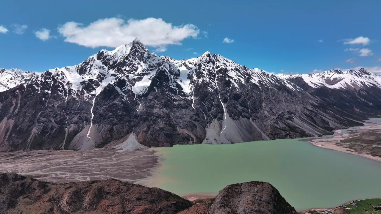 航拍西藏雪山风光视频素材画面3