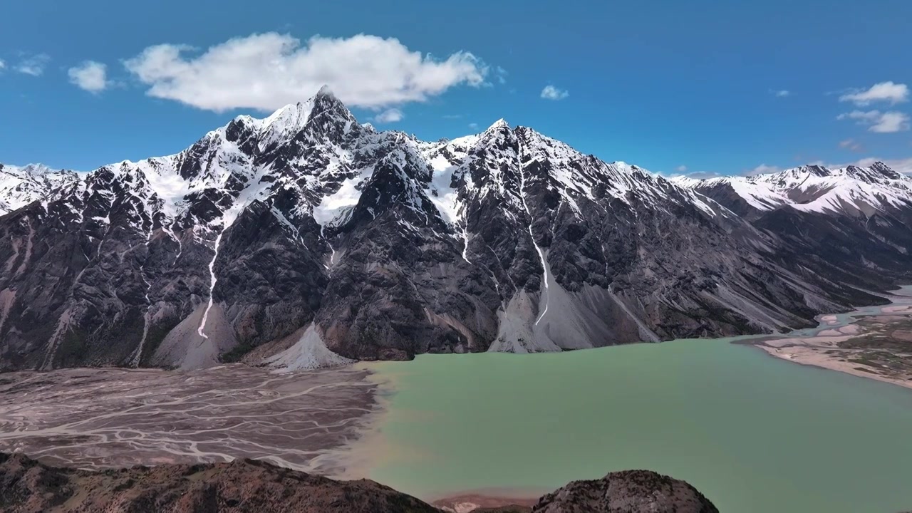 航拍西藏雪山风光视频素材画面4