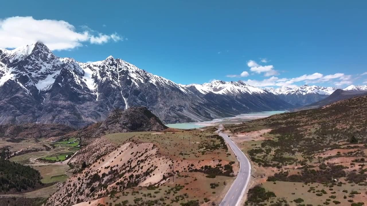航拍西藏雪山风光视频素材画面1