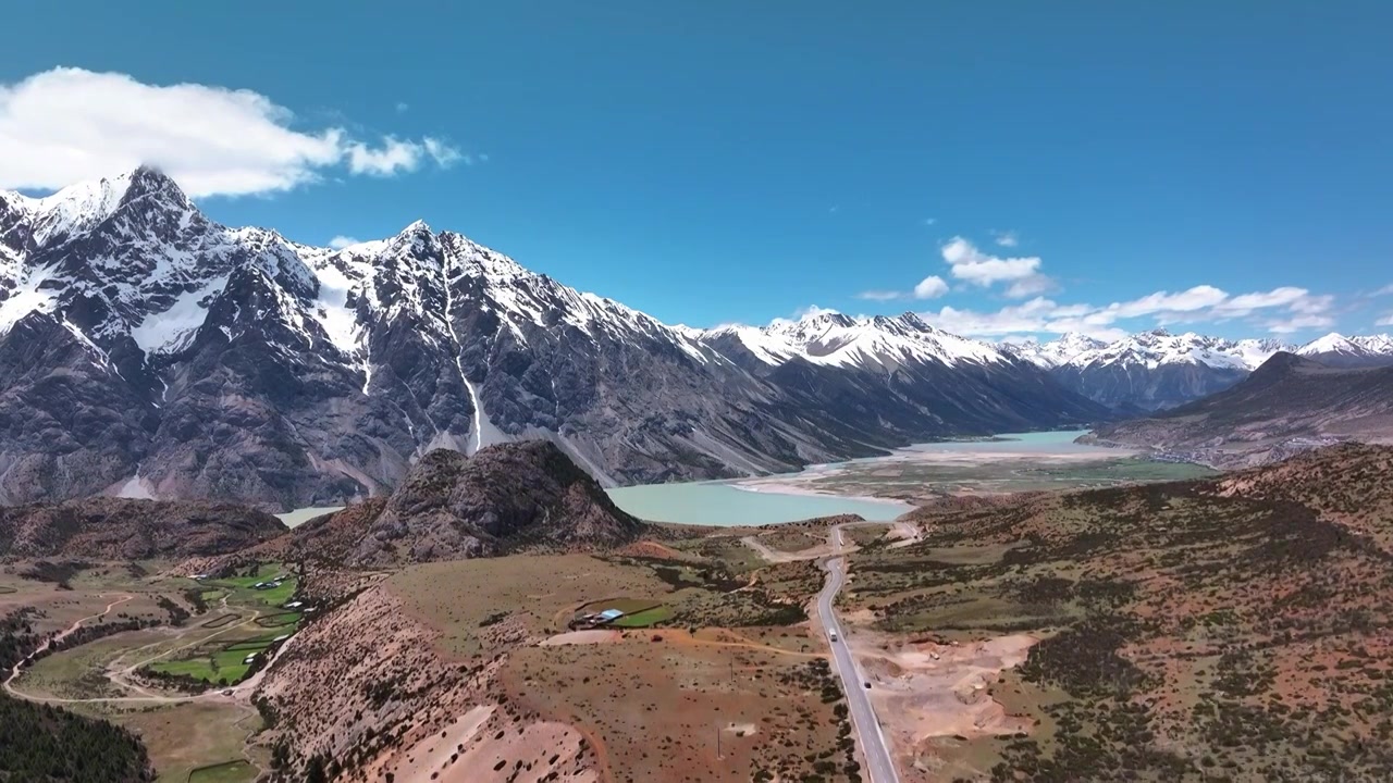 航拍西藏雪山风光视频素材画面3