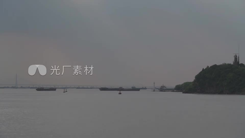 南通 长江水面拍轮船视频素材画面1
