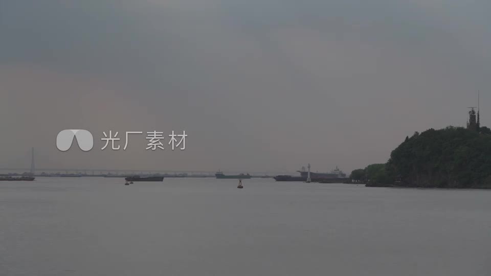南通 长江水面拍轮船视频素材画面3