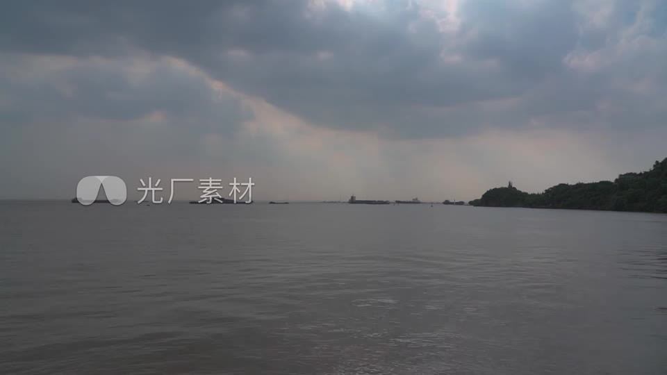 南通 长江水面拍轮船视频素材画面1