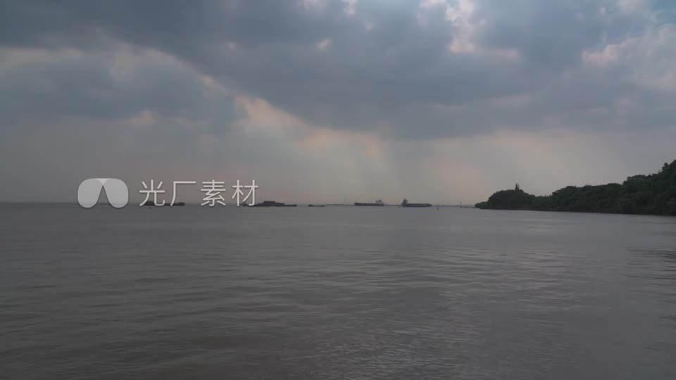 南通 长江水面拍轮船视频素材画面2