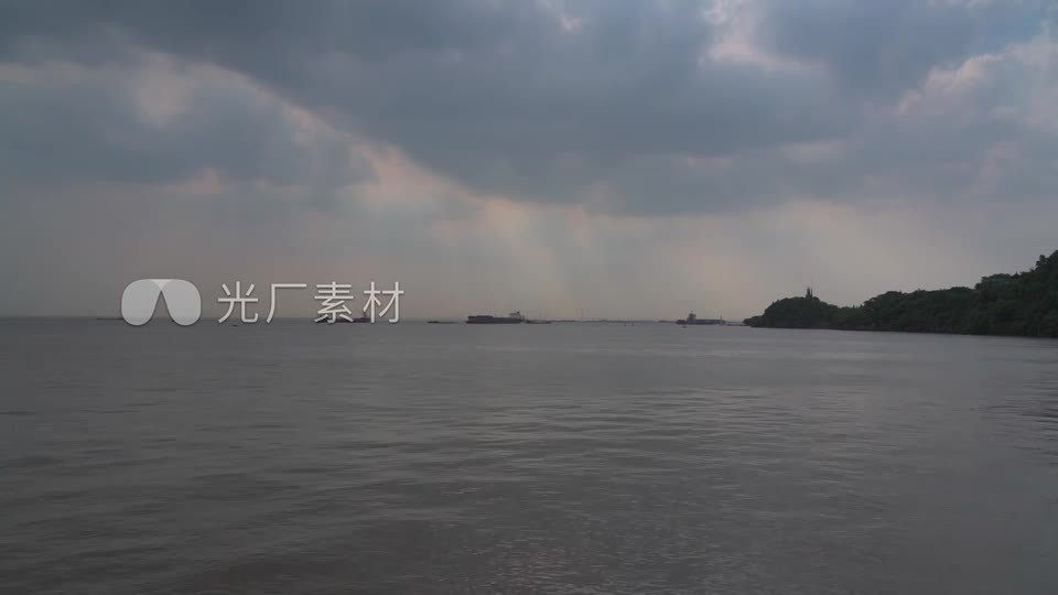 南通 长江水面拍轮船视频素材画面3