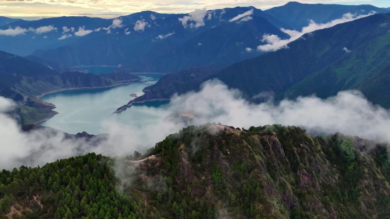 航拍湖泊山水风光视频素材画面1
