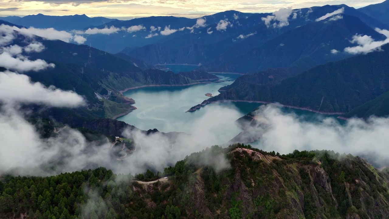 航拍湖泊山水风光视频素材画面3