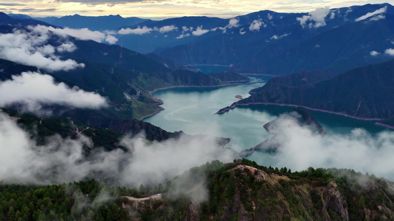 航拍湖泊山水风光视频素材画面4