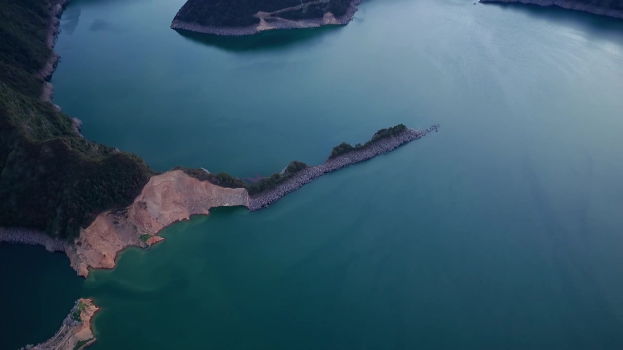 航拍湖泊山水风光视频素材画面1
