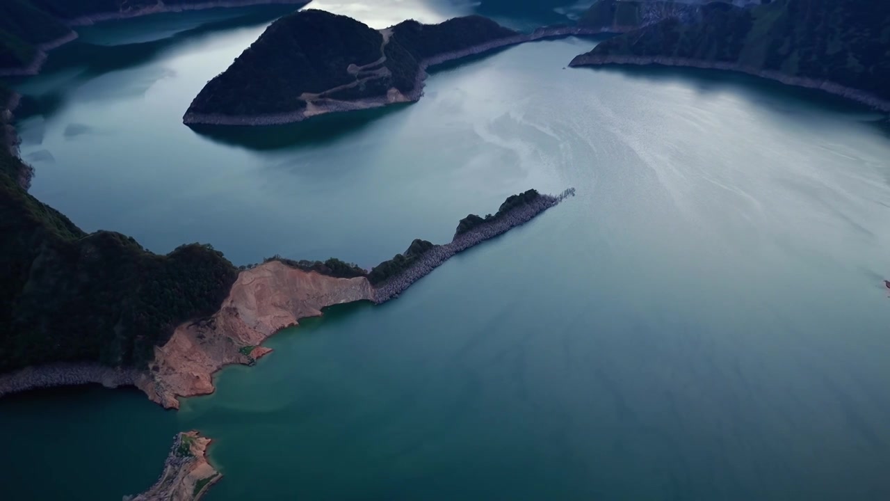 航拍湖泊山水风光视频素材画面3