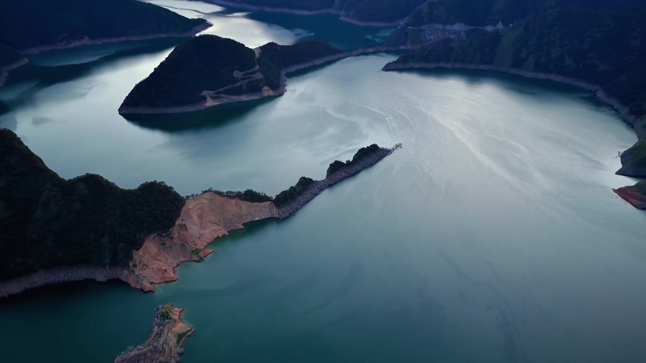 航拍湖泊山水风光视频素材画面4