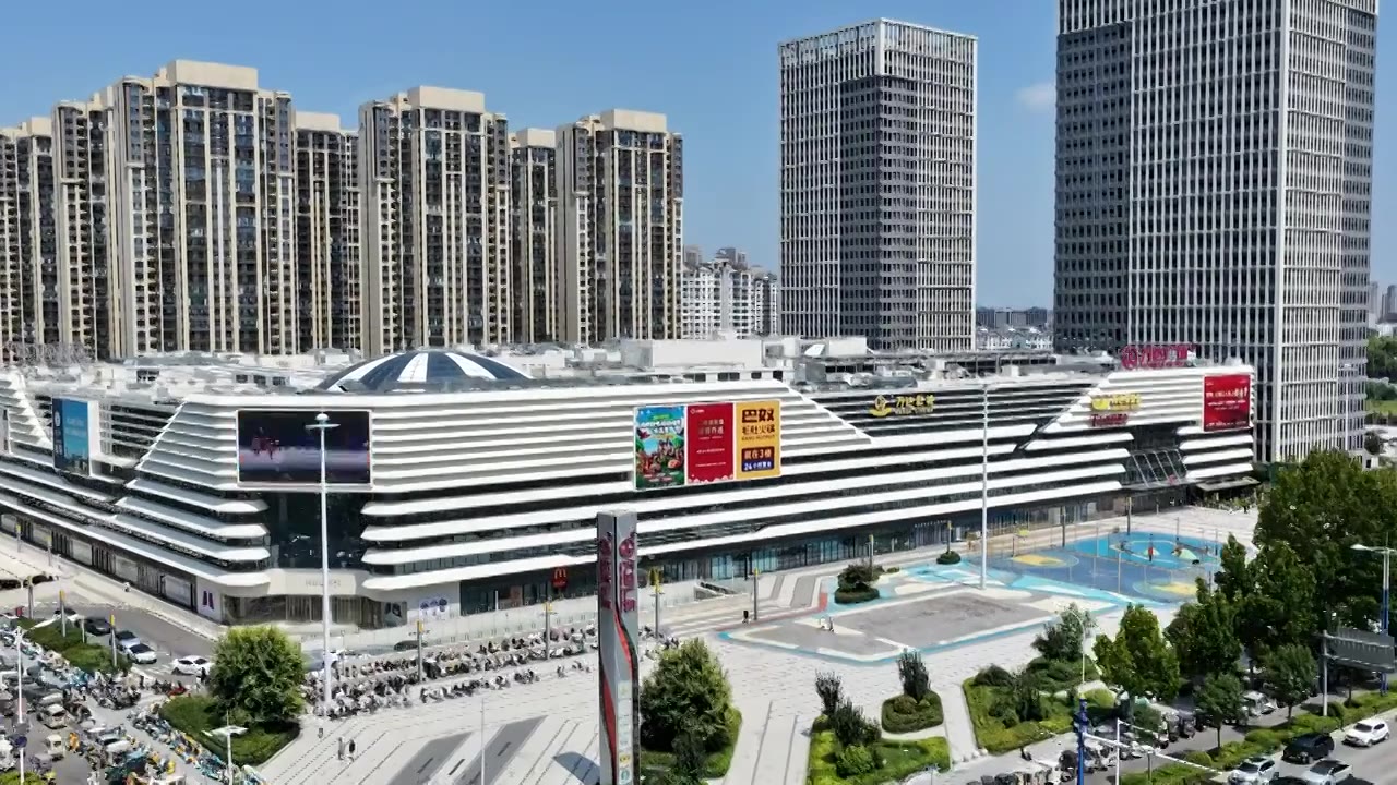 河南省周口市川汇区，大庆路与文昌大道交叉口文昌万达广场商场与周边交通环境延时摄影。视频素材画面3
