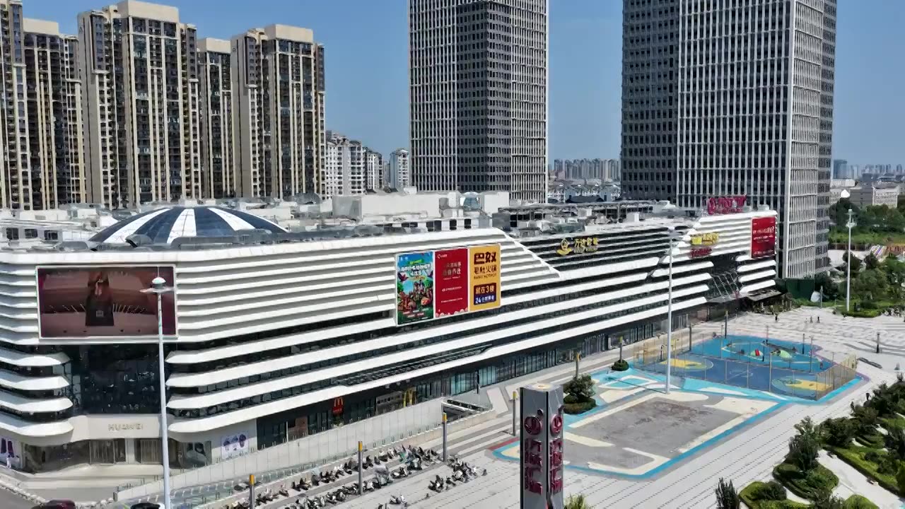 河南省周口市川汇区，大庆路与文昌大道交叉口文昌万达广场商场与周边交通环境延时摄影。视频素材画面4