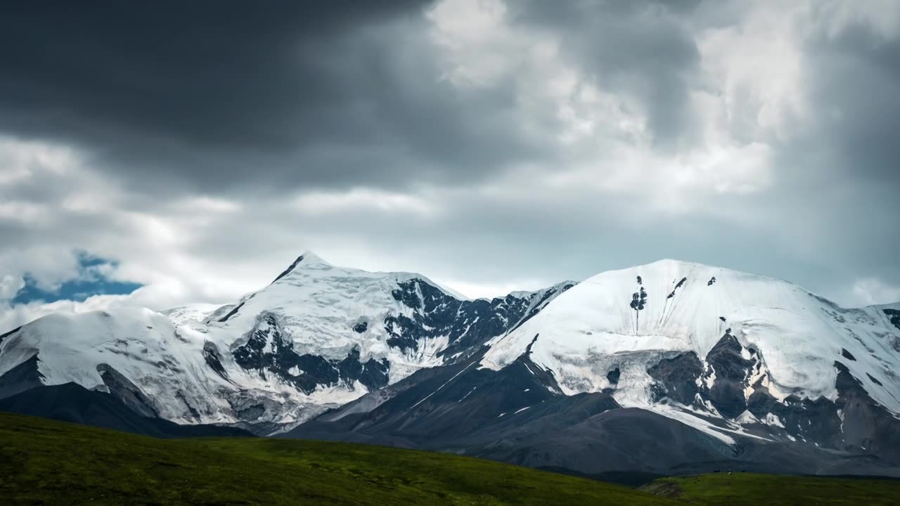 青海省果洛藏族阿尼玛卿雪山夏季草原延时风光视频素材画面1