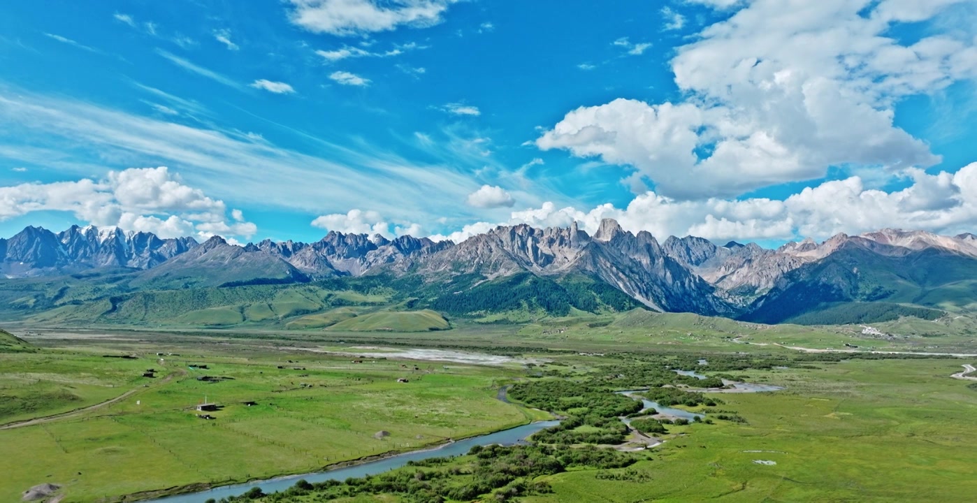 蓝天白云下的壮美山野视频素材画面4