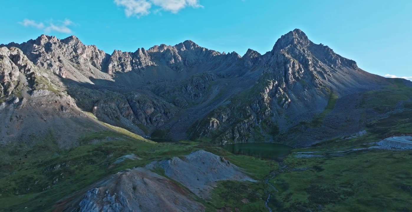 川西的高原雪山风光视频素材画面1