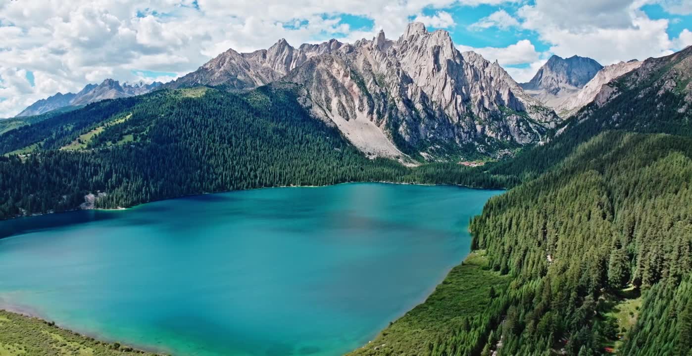 高原群山怀抱的湖泊视频素材画面1