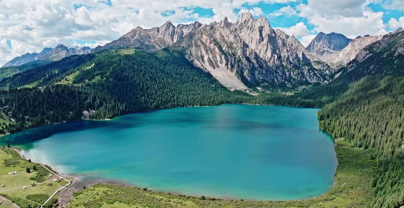 高原群山怀抱的湖泊视频素材画面3