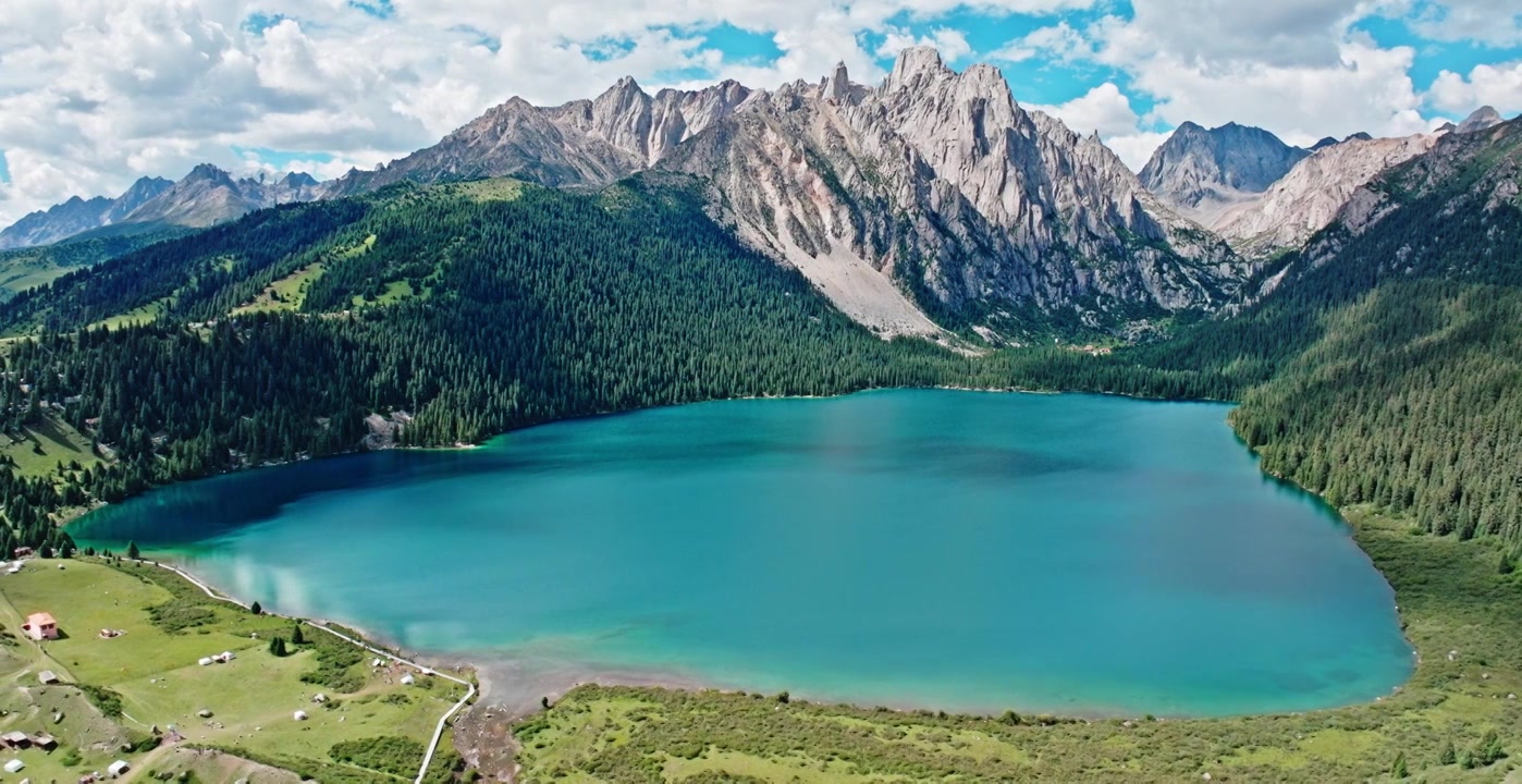 高原群山怀抱的湖泊视频素材画面4