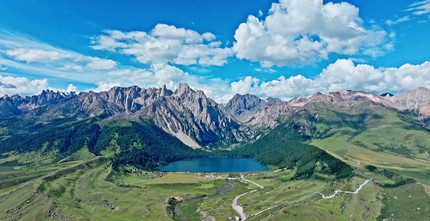 高原群山怀抱的湖泊视频素材画面1