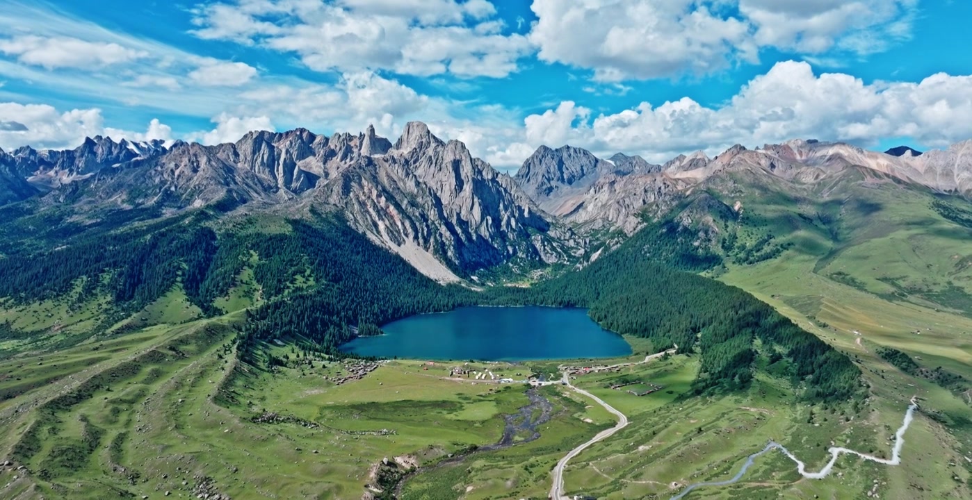 高原群山怀抱的湖泊视频素材画面3