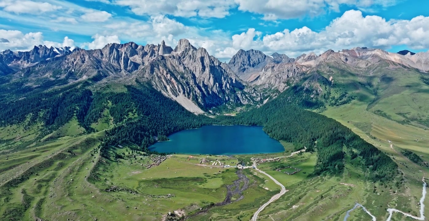 高原群山怀抱的湖泊视频素材画面4
