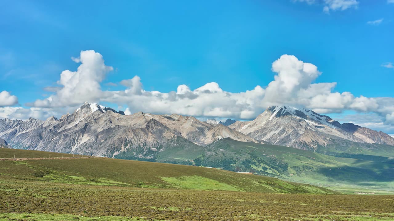 高原山谷夏日风光视频素材画面1