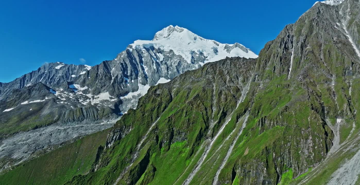壮丽的雪山冰川风光视频素材画面1