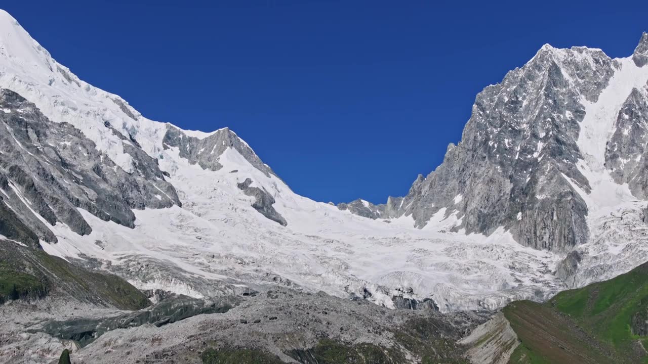 壮丽的雪山冰川风光视频素材画面1