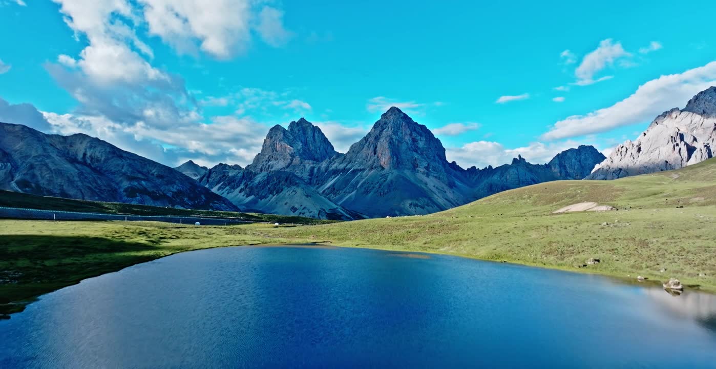 川西格聂双子山视频素材画面1
