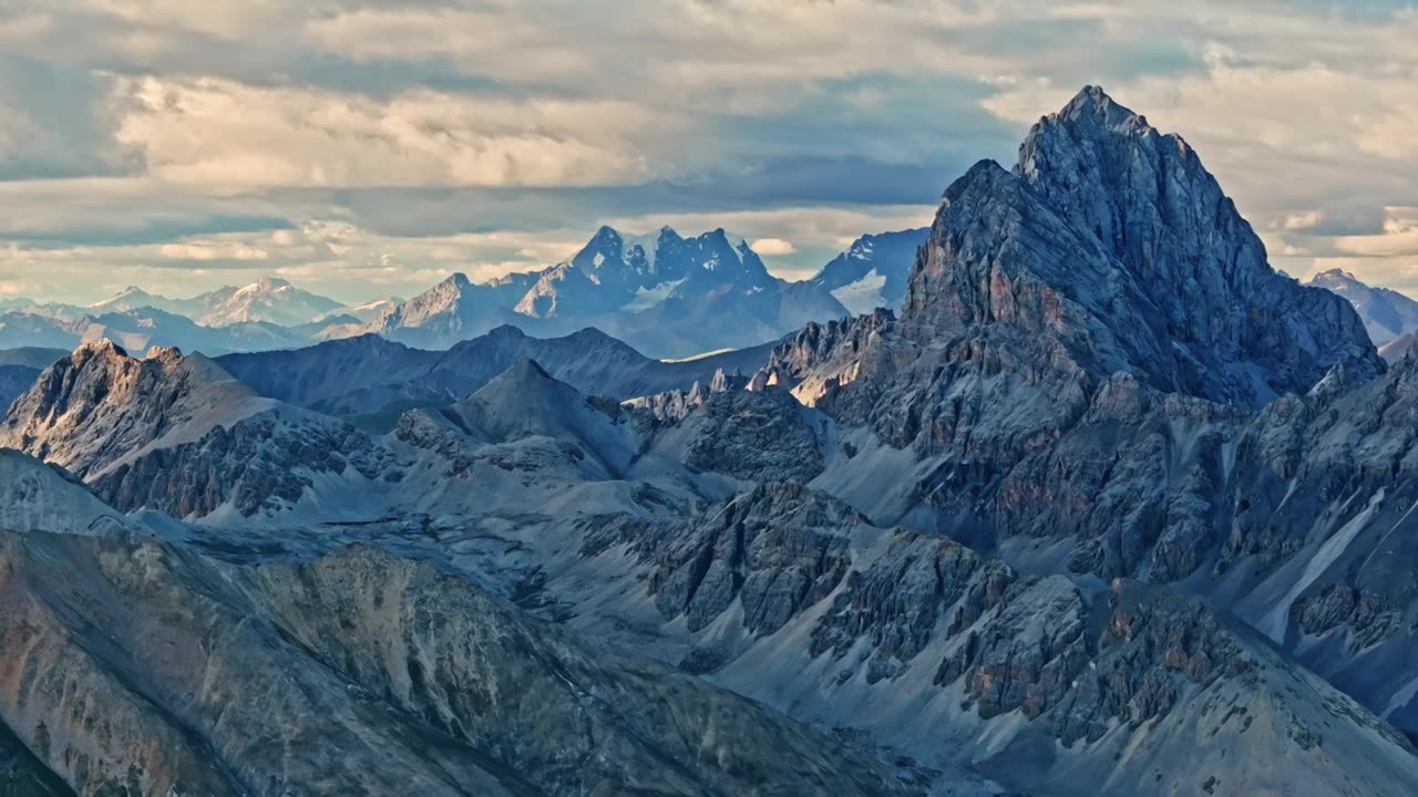 川西格聂双子山视频素材画面1