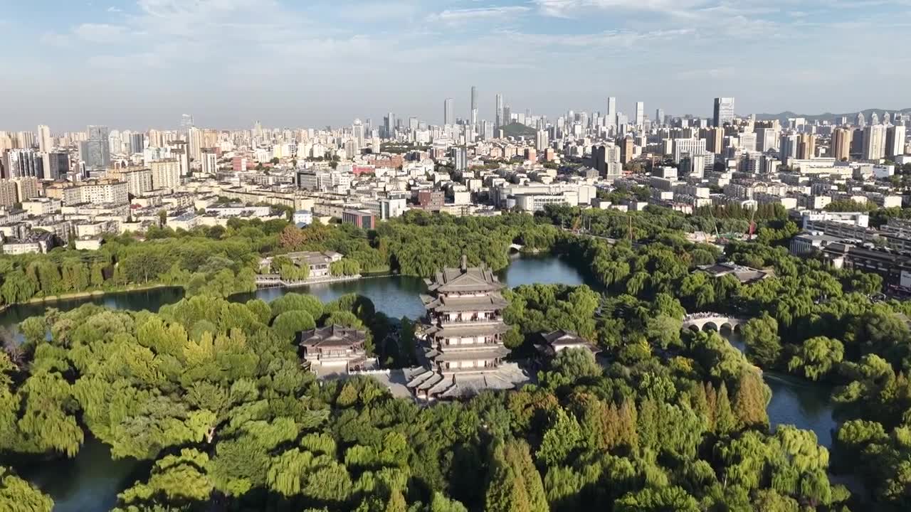 航拍济南大明湖视频素材画面1